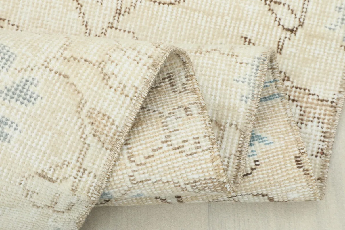 Detailed view of the rug's fold, highlighting the texture and the integrity of the vintage wool.