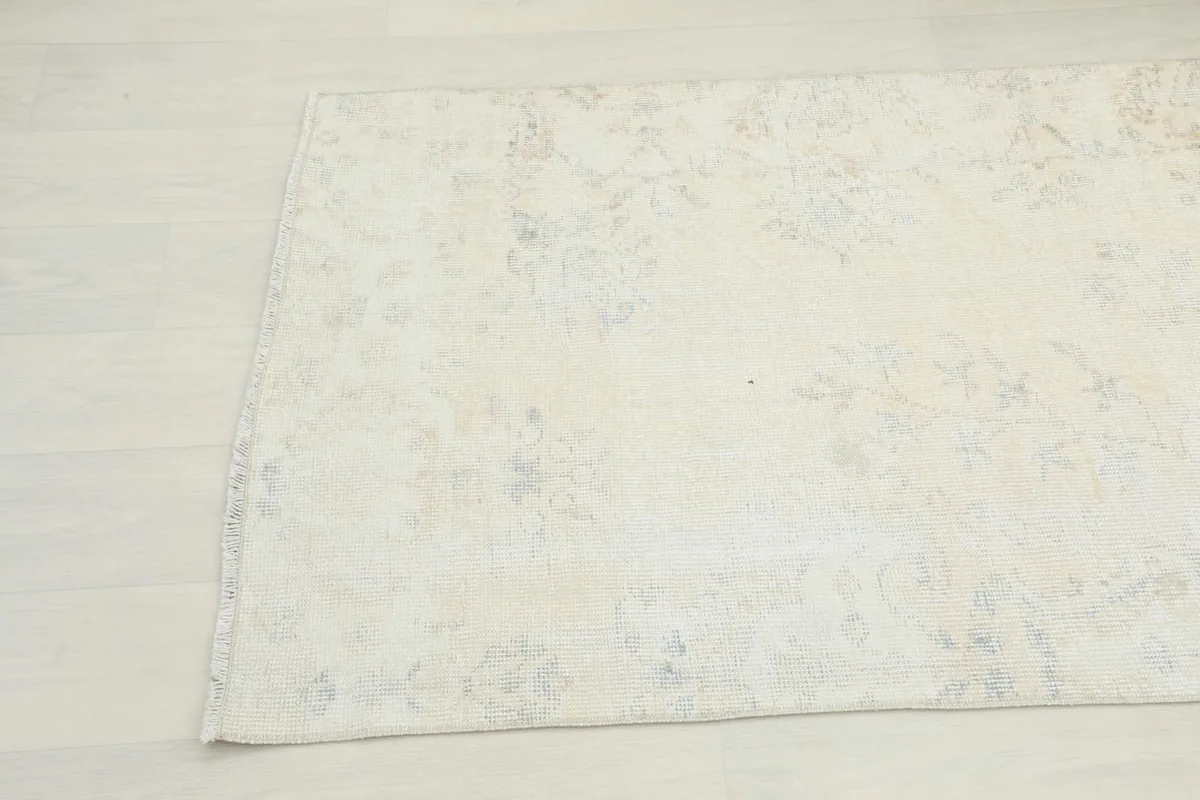 Overhead shot of the runner's mid-section, showing the subtle color variations and motifs.