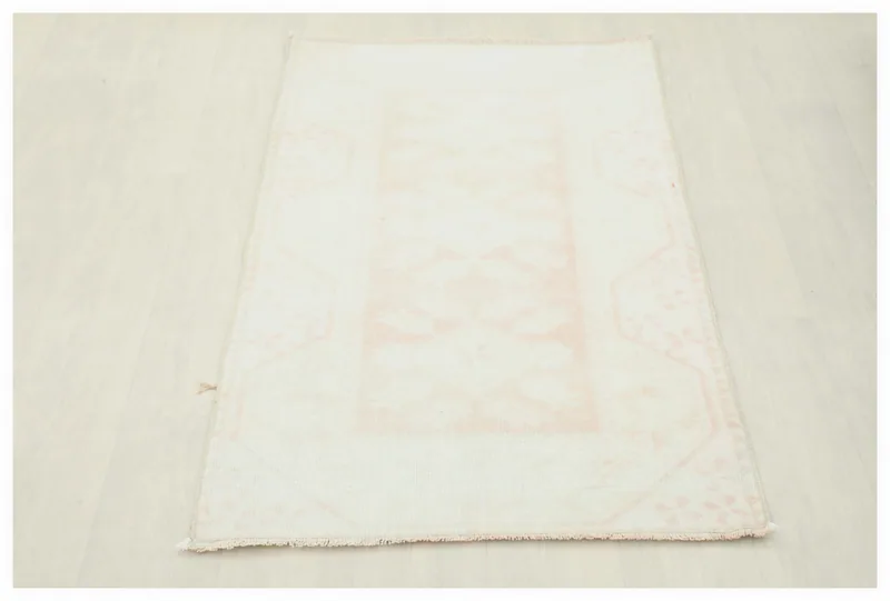 Full top view of the 2x4 vintage rose and ivory Anatolian area rug