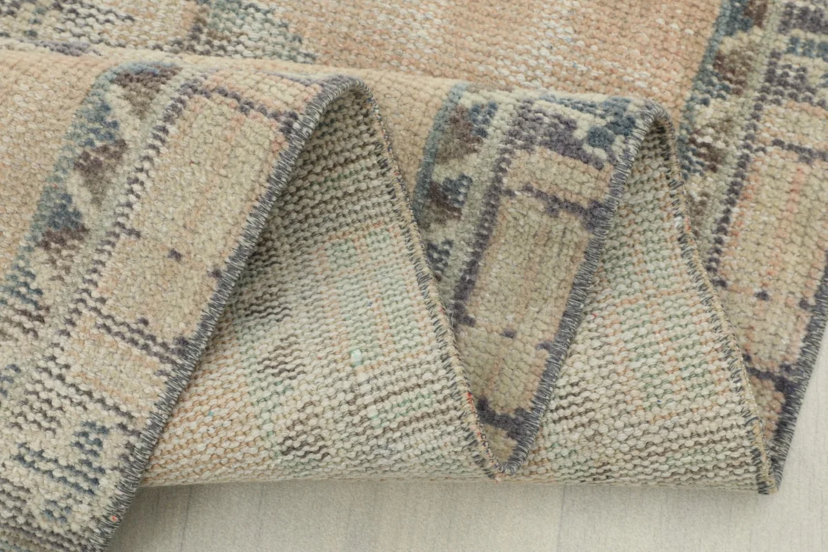 Close-up of the back of the runner, showing the tight knotting on the cotton foundation.