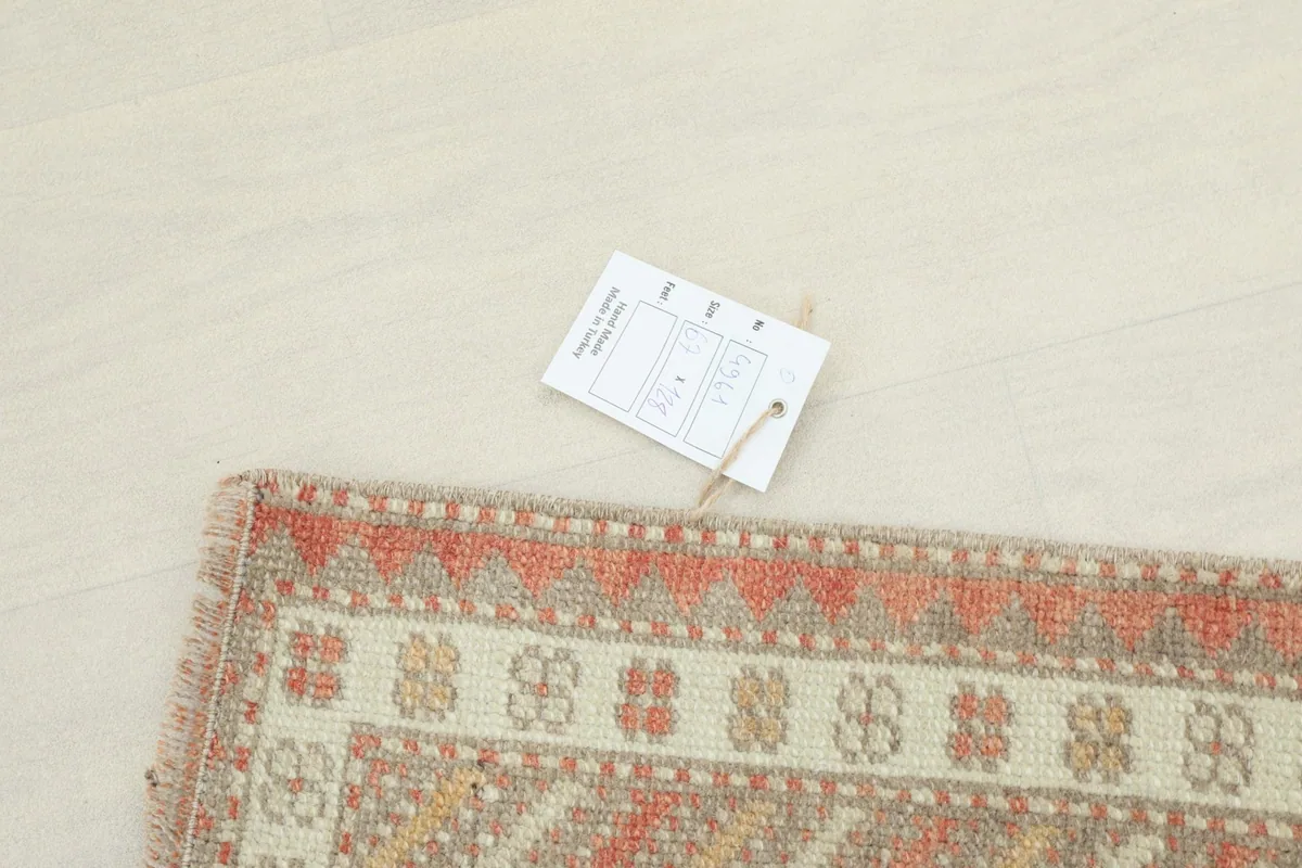 Corner of the rug with a tag, indicating its dimensions and material