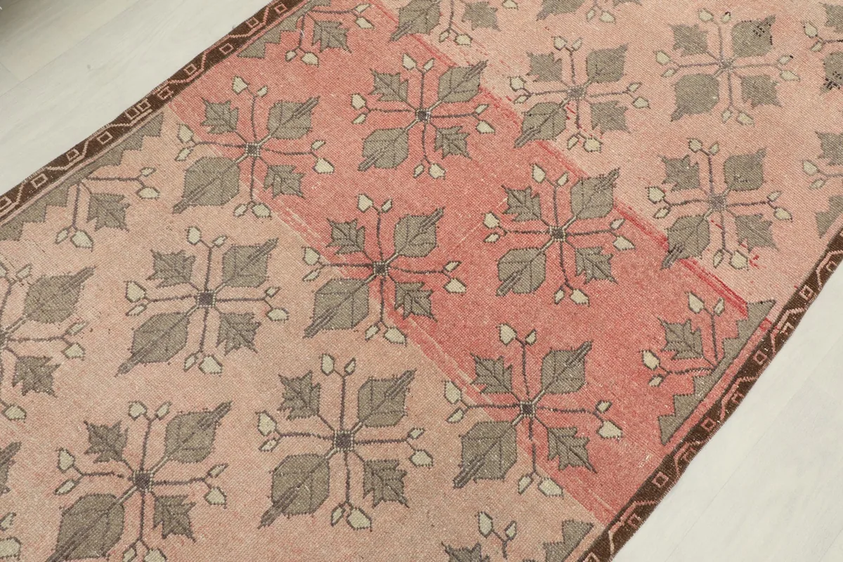 Detailed view of the central rose band and surrounding gray geometric motifs on the runner