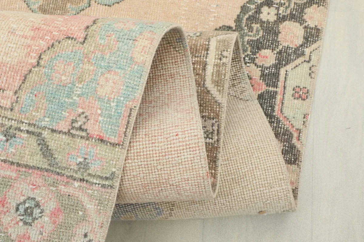 Close-up of the runner folded, highlighting the thickness of the wool pile and the edges