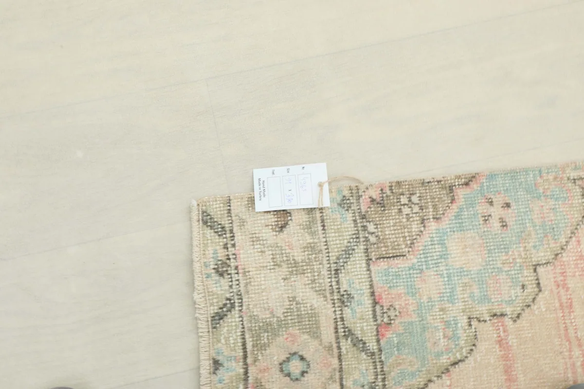 Corner of the runner with a measurement card, indicating the size and scale of the pattern