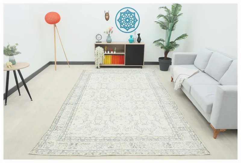 Full top view of the 6'8" x 10'3" ivory and gray floral medallion area rug