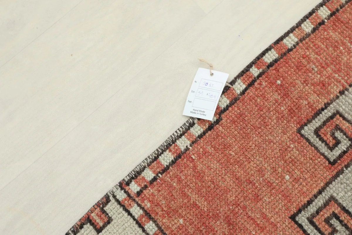 Corner of the rug with a product tag, showing the texture and colors