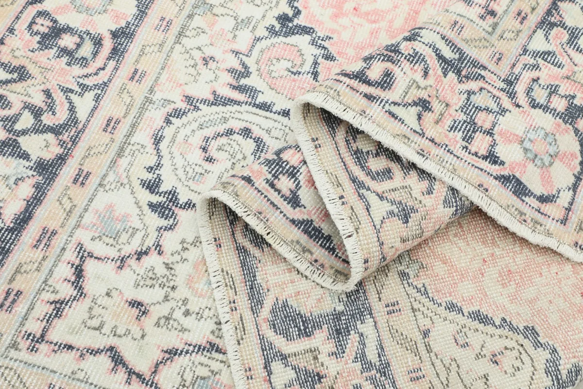 Close-up of the low wool pile texture and color variations in the border