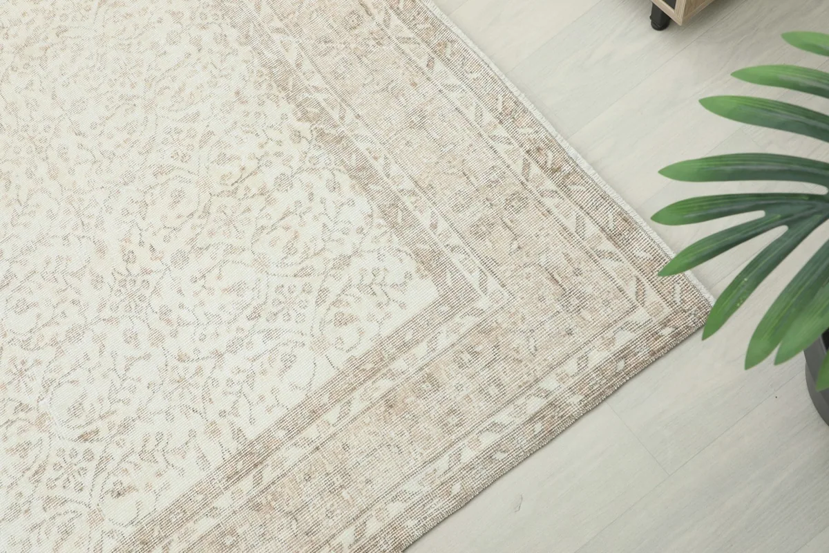 Corner detail of the rug's border, highlighting the geometric beige patterns
