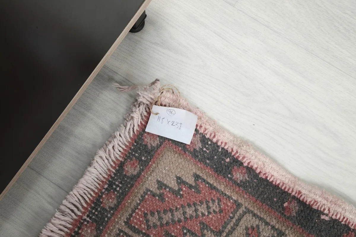 Back of the rug showing a label with identification numbers, close to the fringe