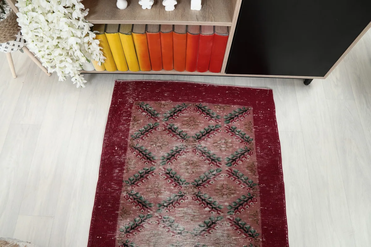 Overhead shot of a section of the runner, emphasizing its geometric design from above