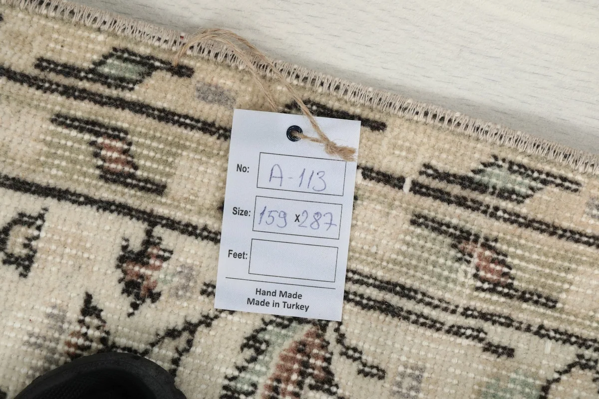 Tag showing the rug's dimensions (159 x 287 cm) and 'Made in Turkey' label.