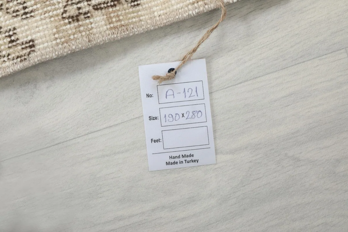 Product tag for the hand-made in Turkey rug, showing its dimensions 190x280 cm