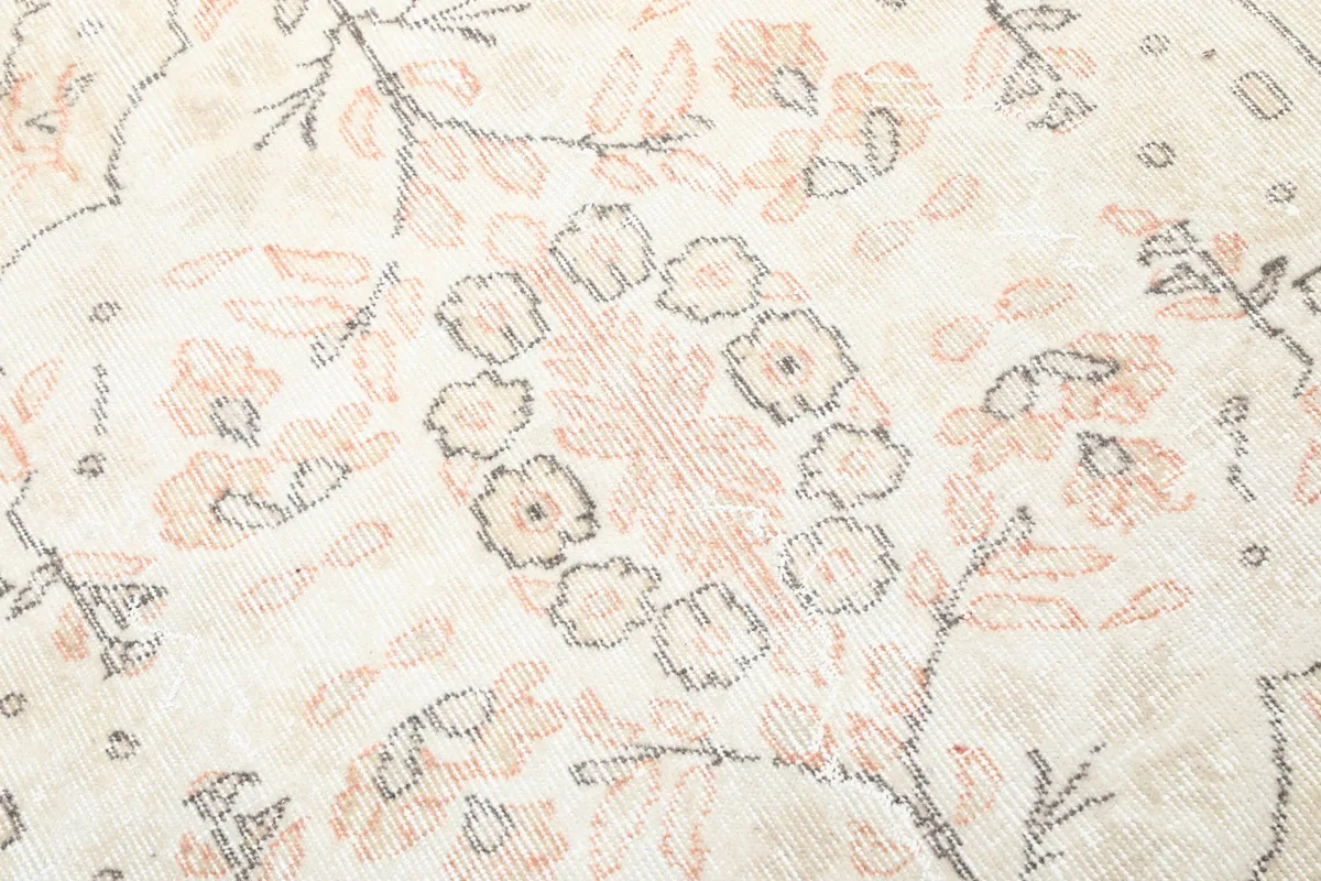 Close-up of the central floral design and knotting detail on the wool pile