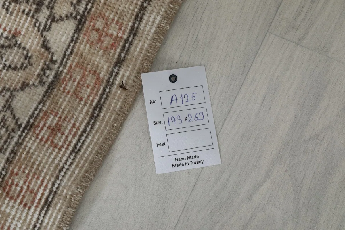 Size label showing the rug's dimensions 173x269 cm and 'Hand Made in Turkey'
