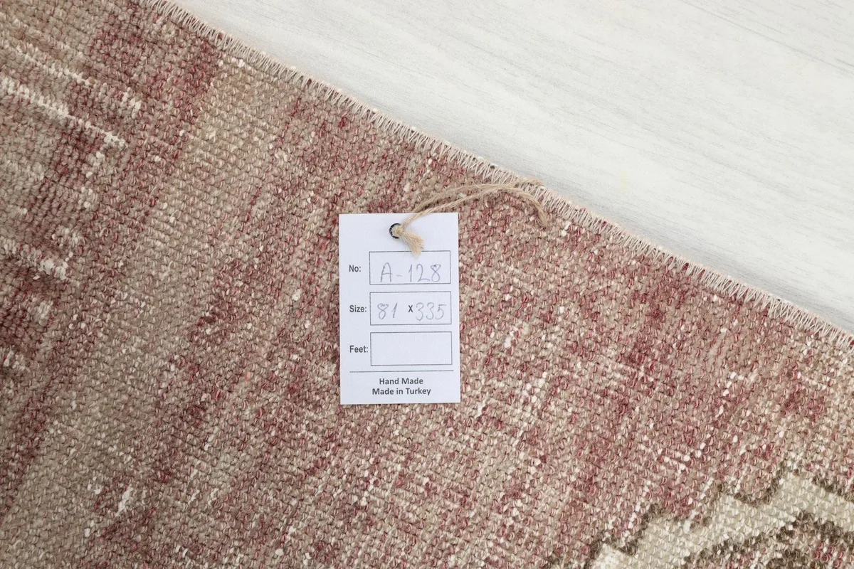 Product tag attached to the runner, indicating its dimensions in cm and handmade origin from Turkey