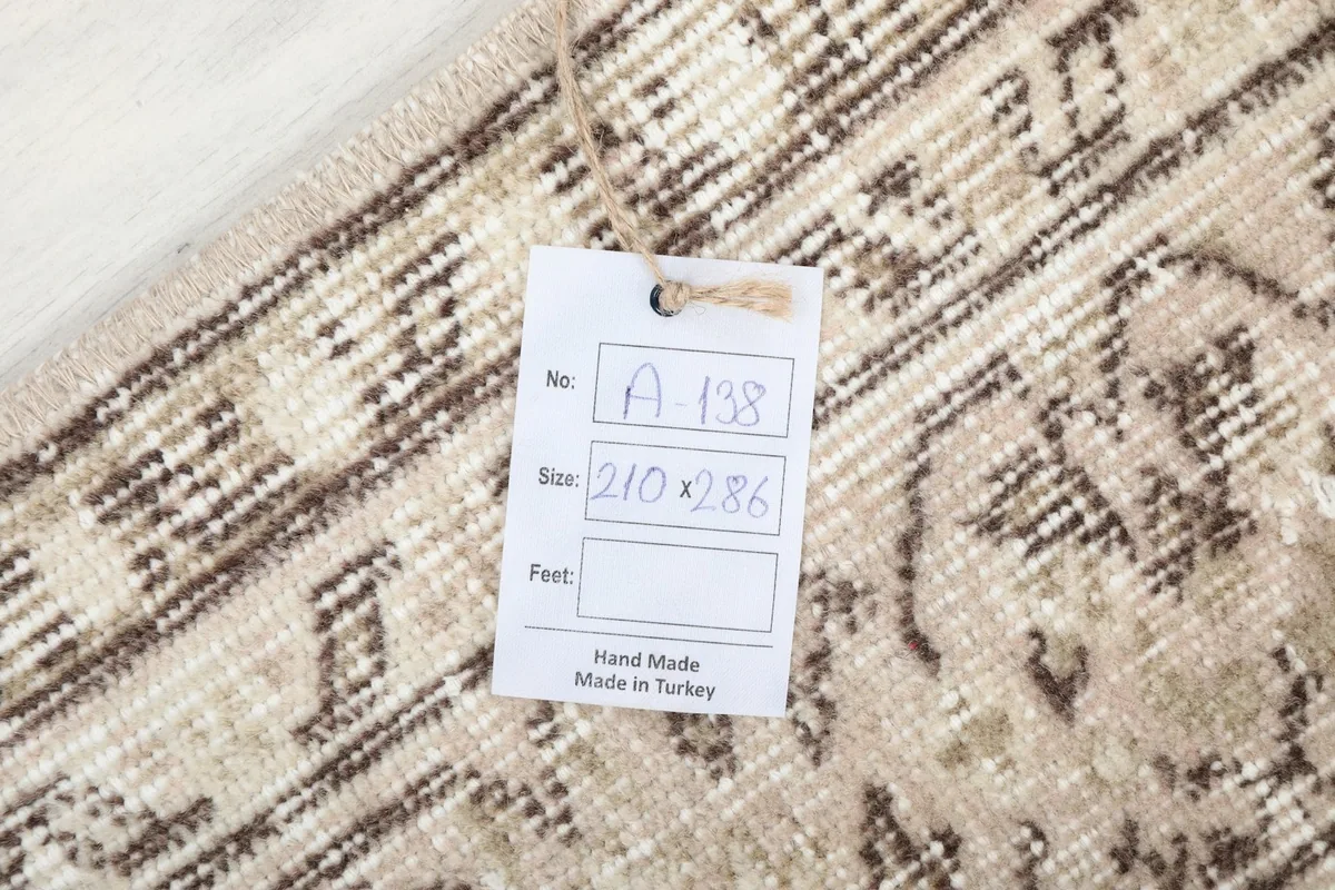 Tag displaying the rug's identification number and dimensions in centimeters