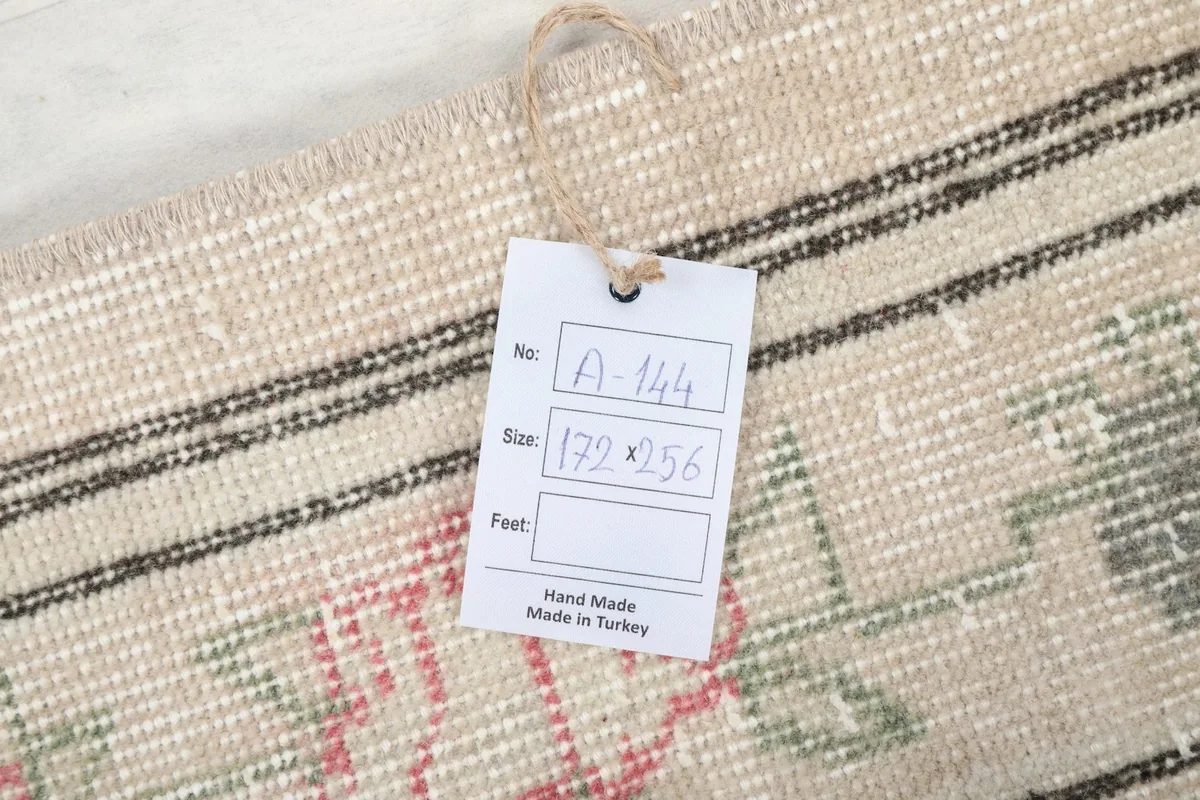 Information tag attached to the rug, displaying its dimensions in centimeters