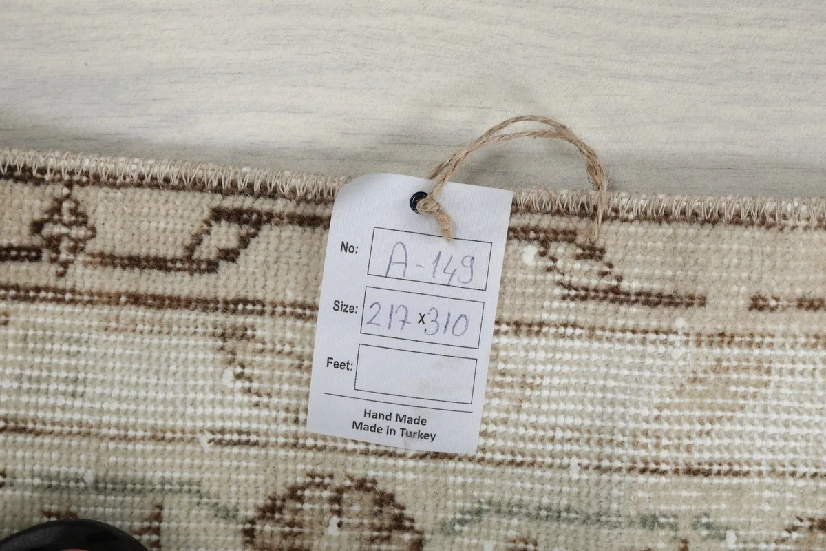 Tag displaying the rug's dimensions and origin, confirming it is handmade in Turkey