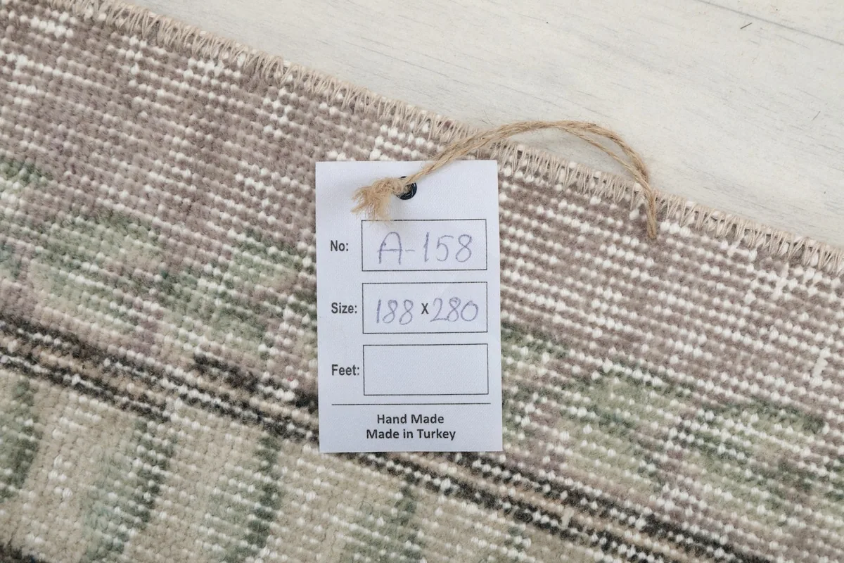 Tag on the back of the rug displaying the item number and size in centimeters.