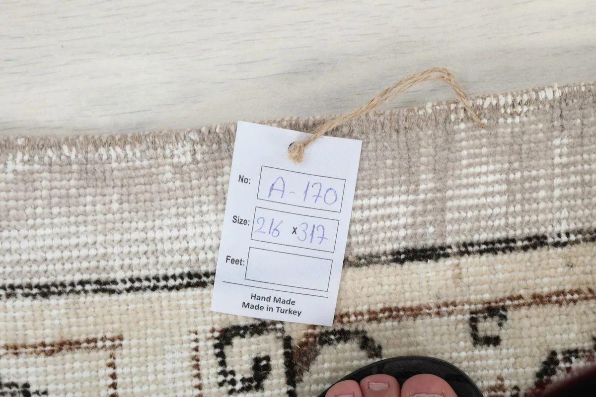 Tag showing the rug's dimensions and origin, attached to the corner of the hand-knotted rug