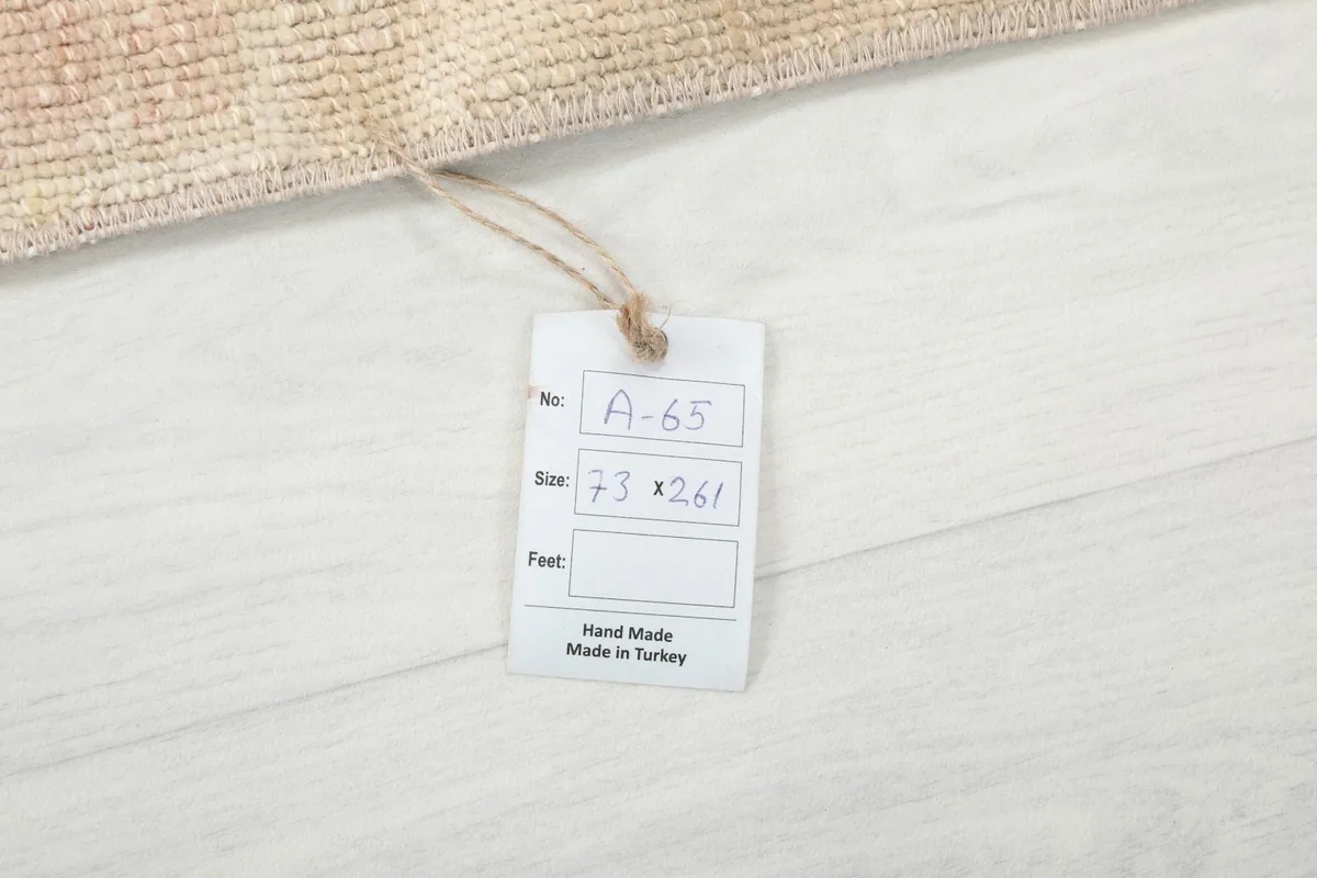 Product tag showing the rug's unique identifier and dimensions in centimeters