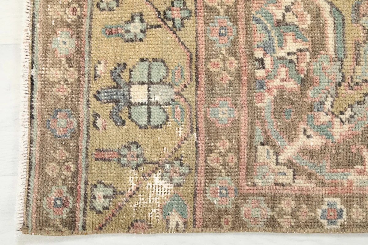 Detailed view of the beige border and edge of the hand-knotted Anatolian runner