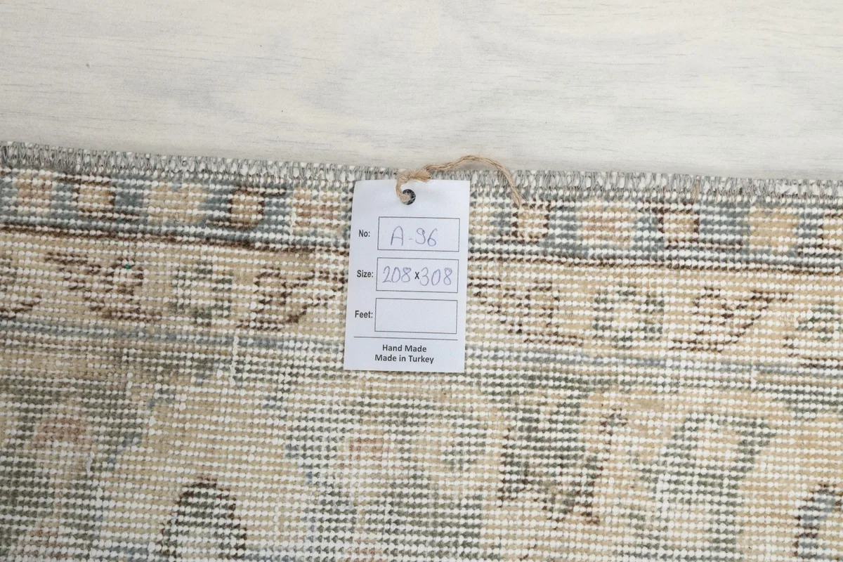 Label attached to the back of the rug, showing its size and origin.