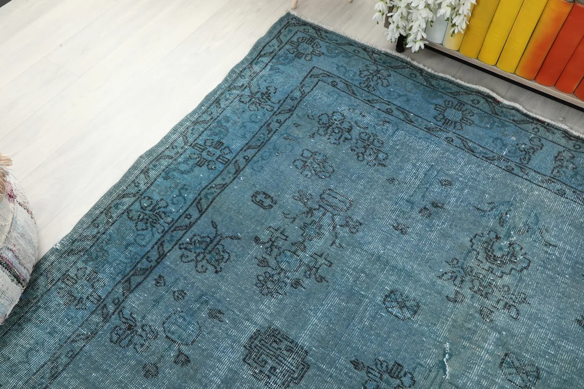 Diagonal view of the rug's top left corner, revealing the border and field patterns