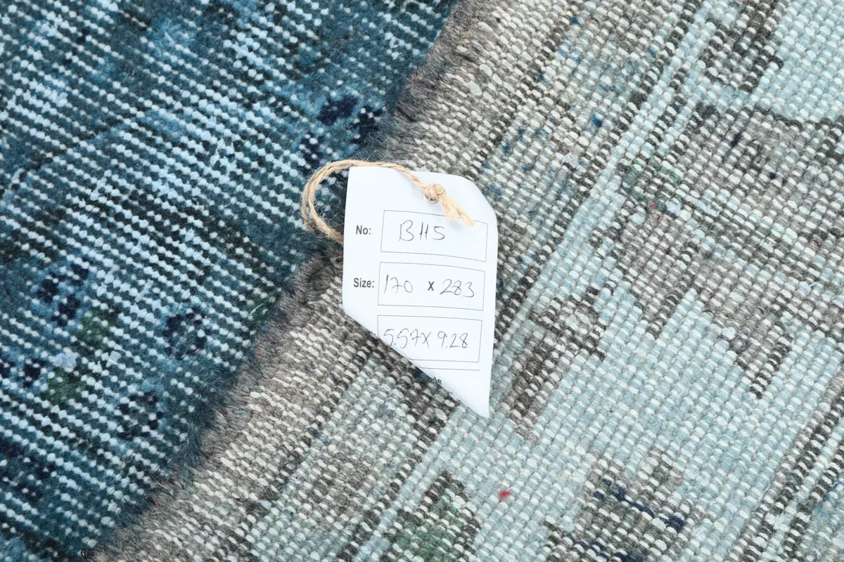 Tag showing the rug's dimensions in centimeters and feet, and item number