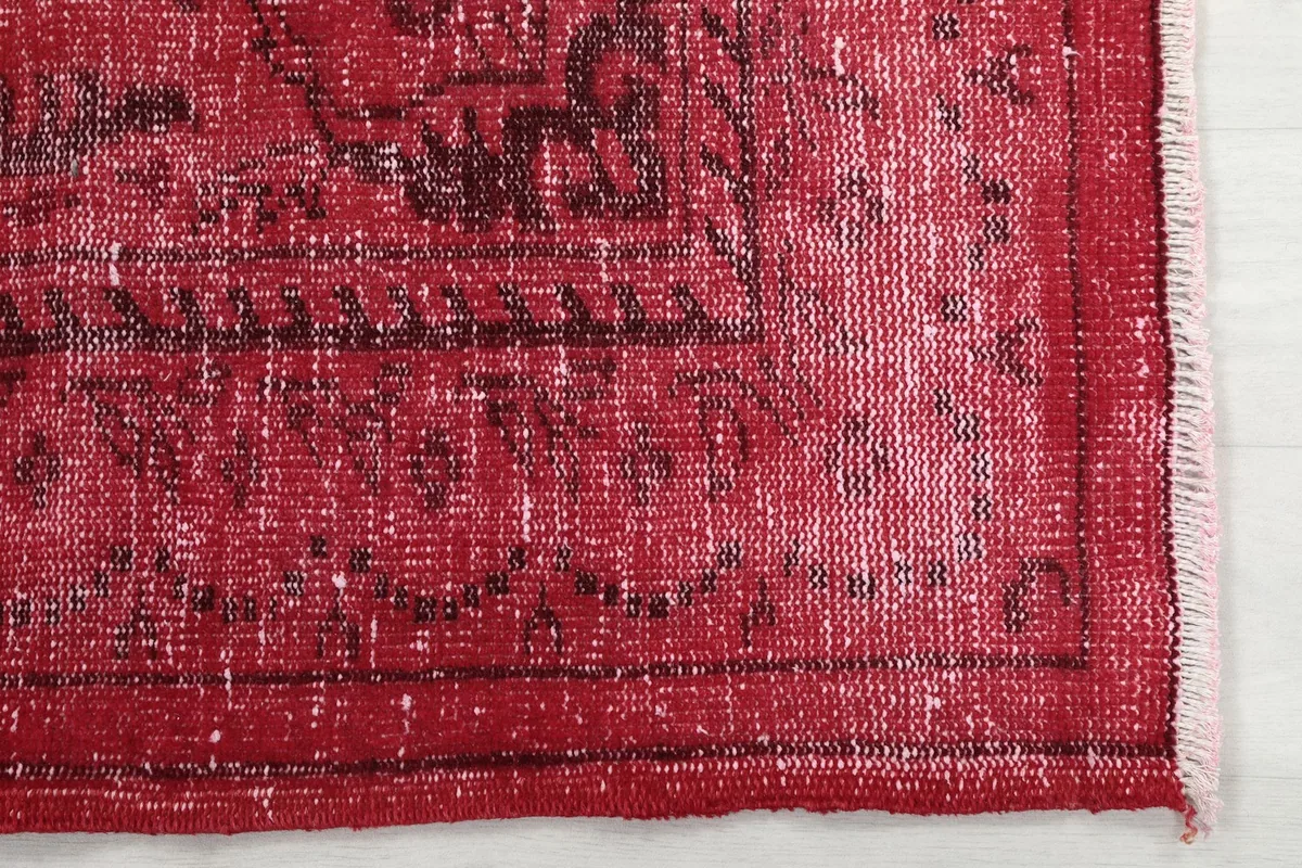 Detail of the rug's border and side edge with minimal fringe