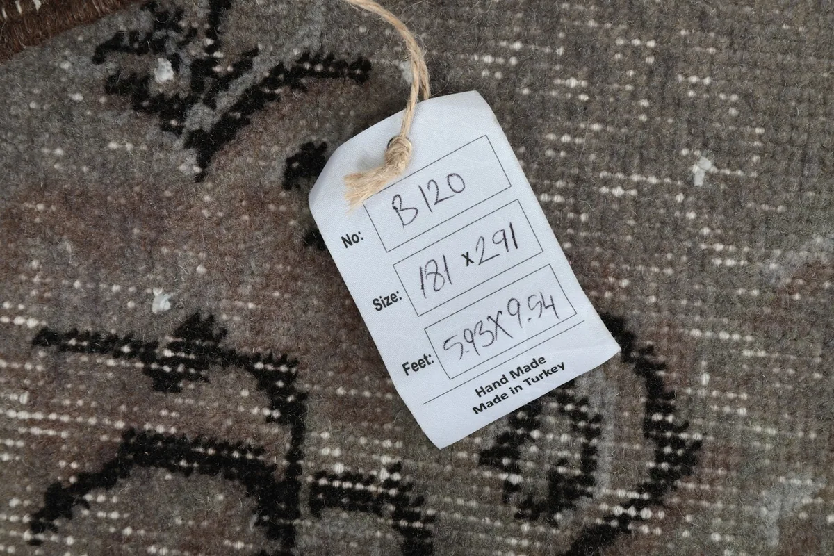 Product tag displaying the rug's item number and dimensions in centimeters and feet