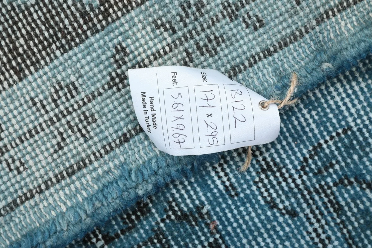 Tag showing the rug's dimensions 5'7" x 9'8" (171 x 295 cm) and hand-made origin in Turkey