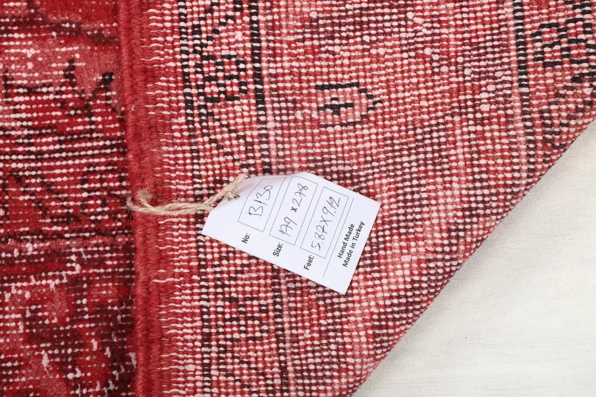 Detail of the rug's tag, displaying size information and origin.