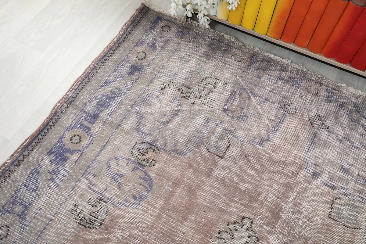 Upper corner view of the rug, highlighting the border and field colors