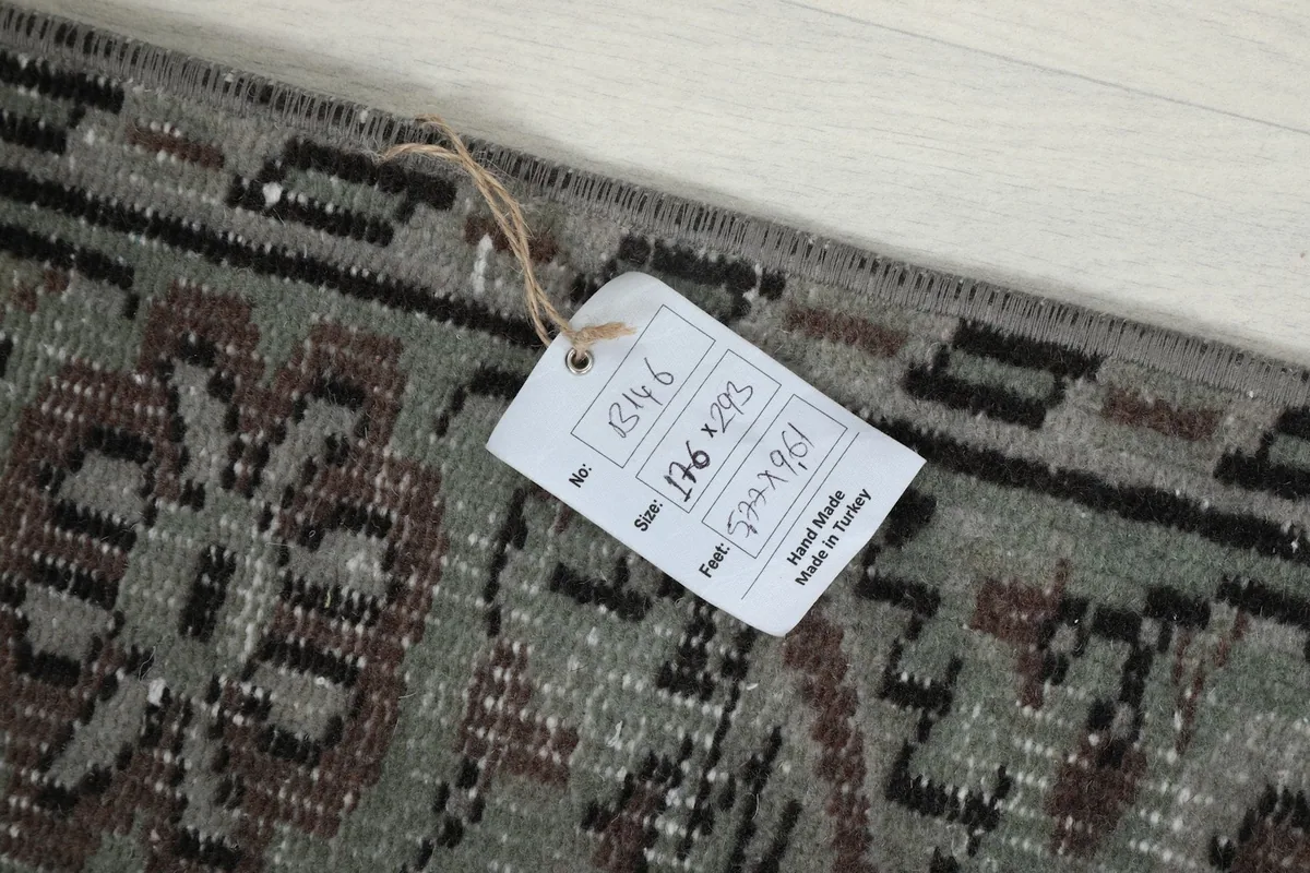 Tag showing the rug's dimensions and origin: 176x293 cm, handmade in Turkey