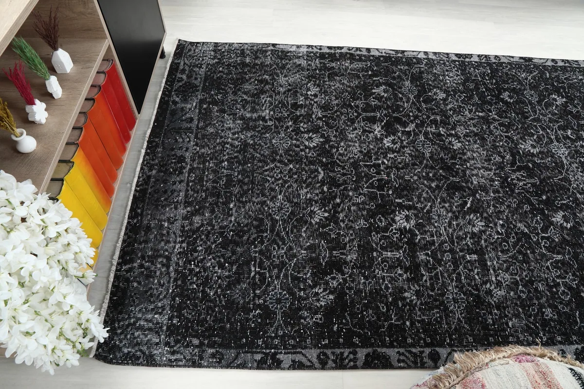 Diagonal view of the rug's surface, capturing the interplay of black and gray tones