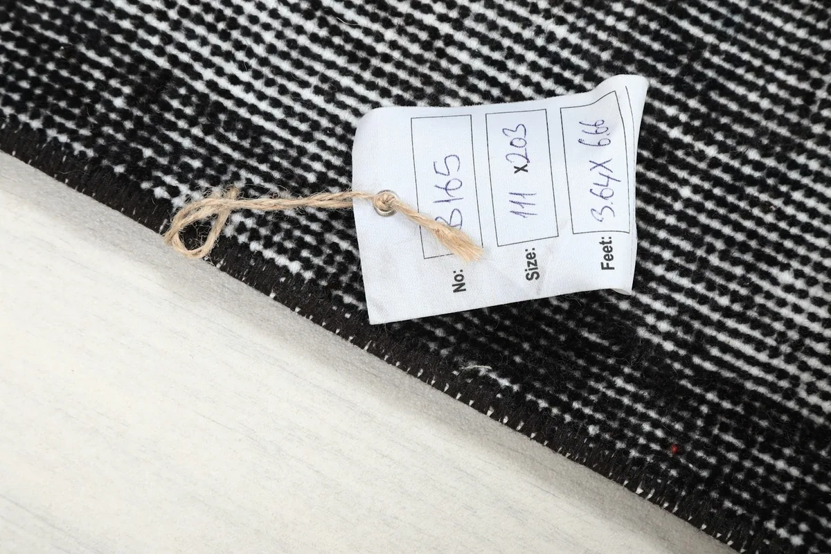 Close-up of the rug's label tag with size information and product number.