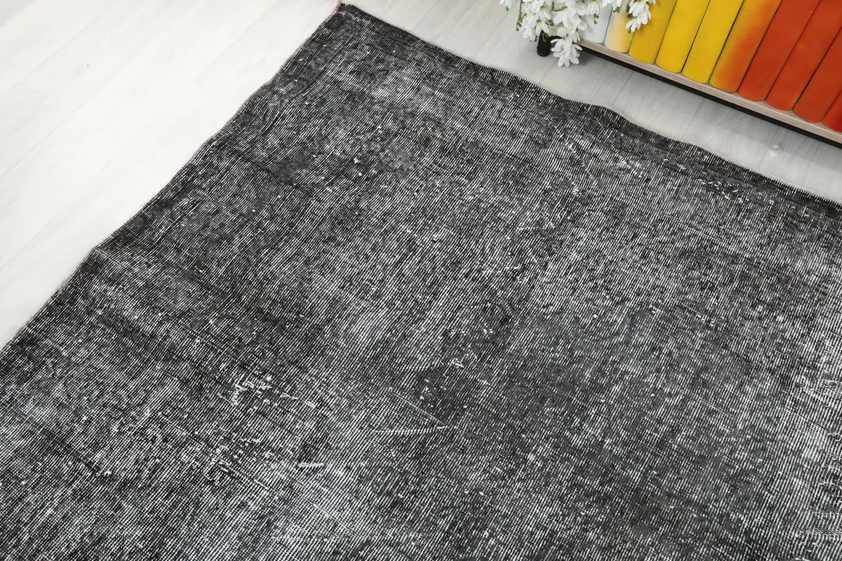 Angled shot of the rug's edge and subtle color variations