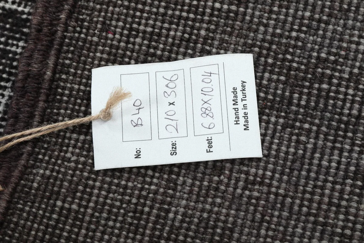 Tag showing rug dimensions: 210 x 306 cm, 6'11" x 10'0", hand made in Turkey.