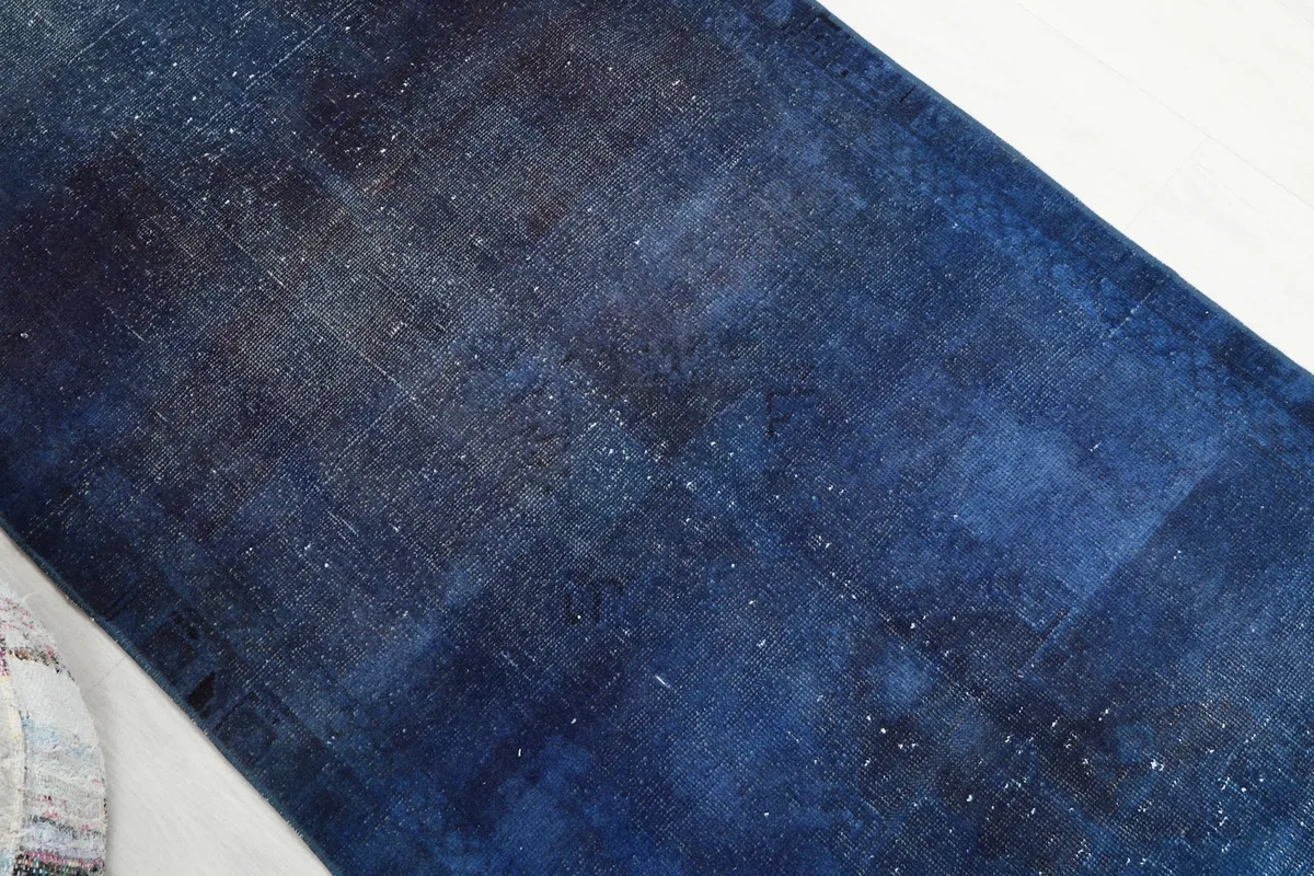 Angled view of the runner's surface, highlighting the color variation and texture