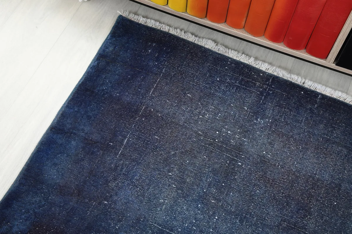 Detail of the runner's surface and fringe next to a bookshelf