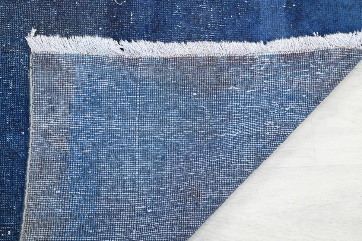 Close-up of the hand-knotted cotton foundation and fringe