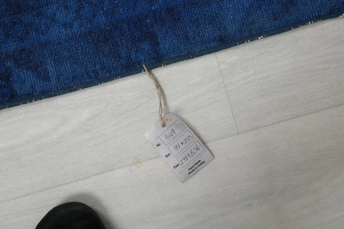 Product tag indicating origin, material, and size of the runner