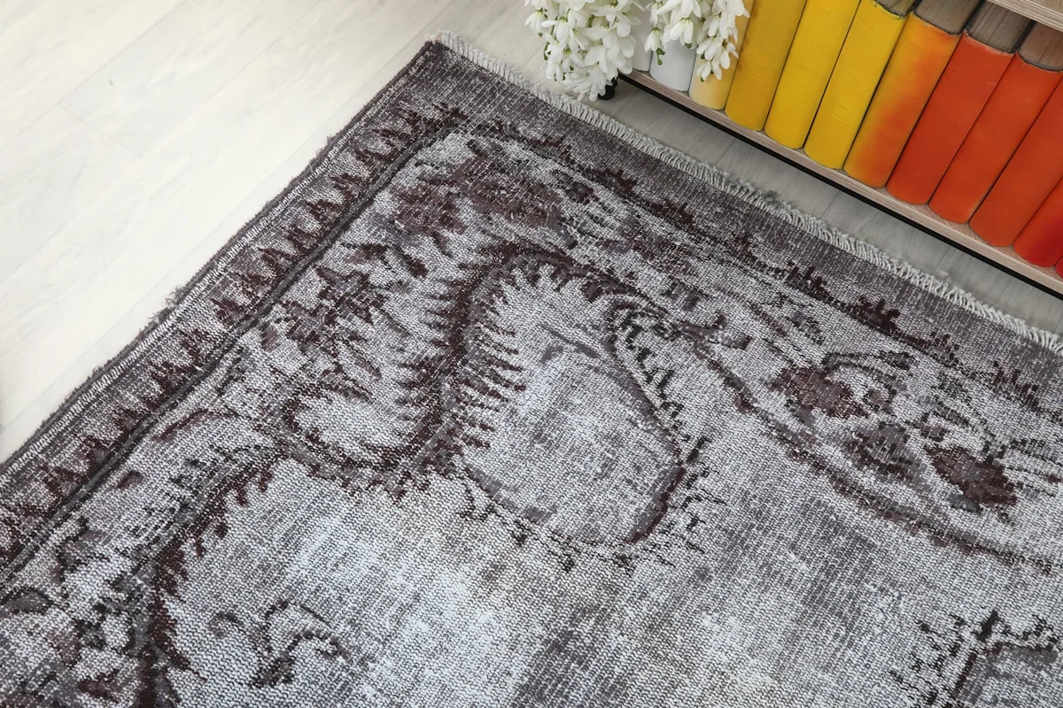 Overhead angled shot of a corner of the rug, showing border and field patterns.