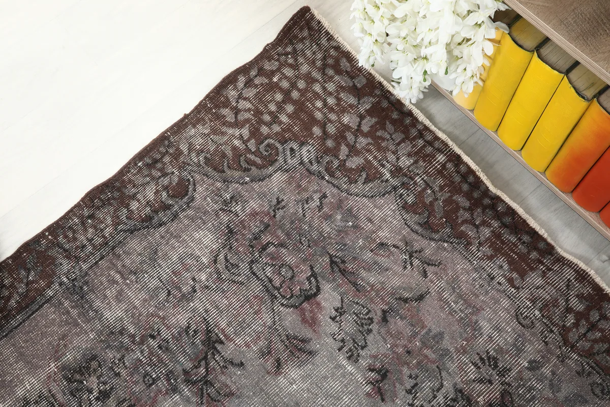 Detail of the brown and charcoal border pattern of the rug