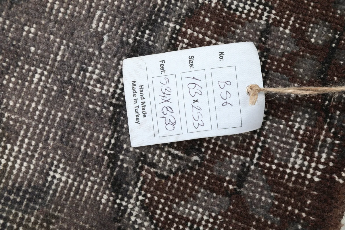 Rug tag displaying the size 5'4" x 8'4" (163 x 253 cm) and origin Made in Turkey