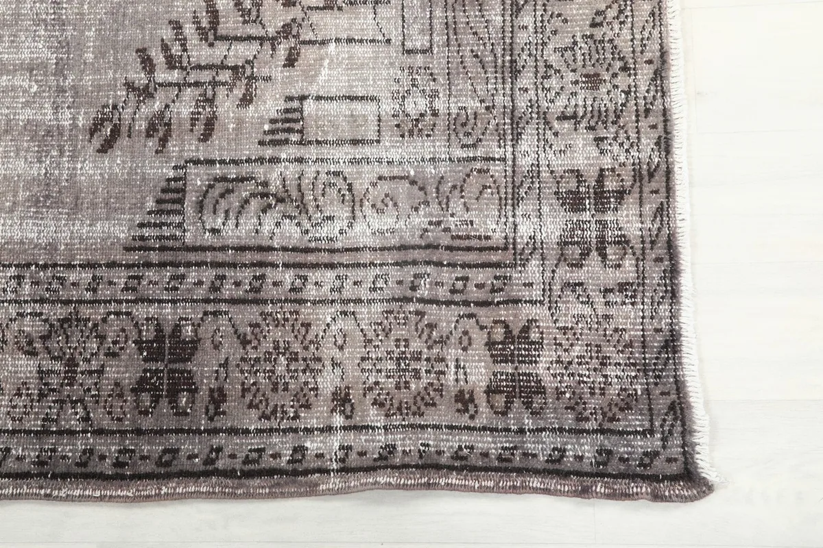 Detail of the rug's border pattern and corner
