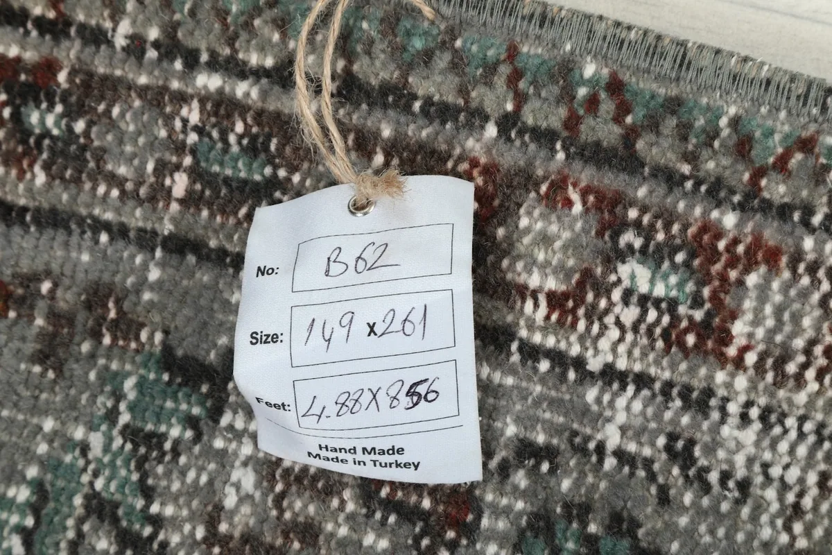 Product tag on the rug, displaying size in centimeters and feet, and origin