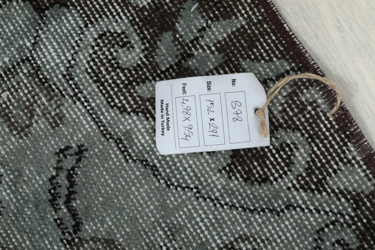 Rug label showing size 5'0" x 9'7" (152 x 291 cm) and 'Hand Made in Turkey'