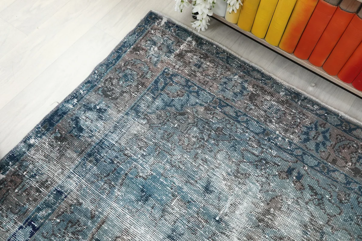 Top-down angle of the rug's edge and part of the main field